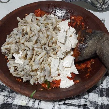 Masukkan lorjuk dan tahu.