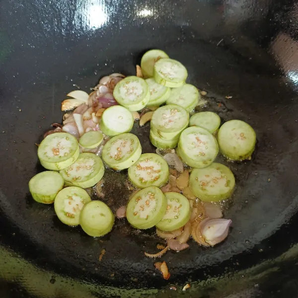 Masukkan terong yang sudah dipotong-potong, aduk-aduk sampai layu.