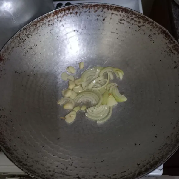 Tumis irisan bawang bombay dan bawang putih hingga harum.