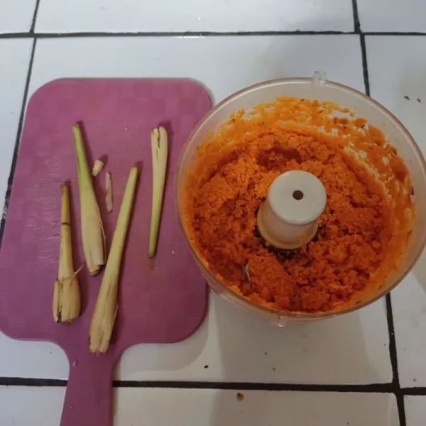 Chopper kunyit dan geprek batang serai.