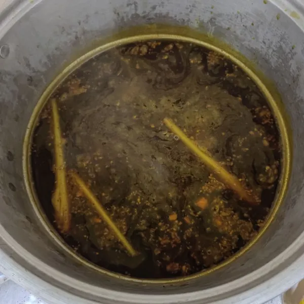 Masak hingga mendidih lalu kecilkan api. Biarkan mendidih kisaran 5 menitan. Matikan api. Tunggu hingga hangat.