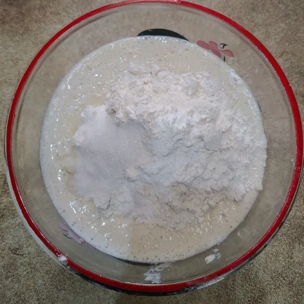 Campur jadi satu kacang kedelai yang sudah dihaluskan, tepung terigu, garam, kaldu bubuk dan baking powder. Aduk sampai tercampur rata.