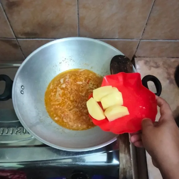 Kemudian masukkan kentang dan tahu coklat aduk rata.