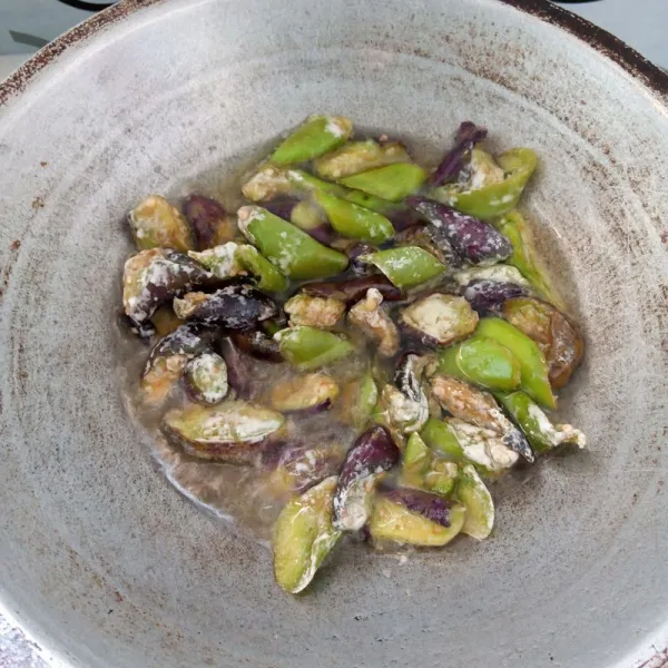 Goreng telong sampai matang. Pisahkan minyaknya.