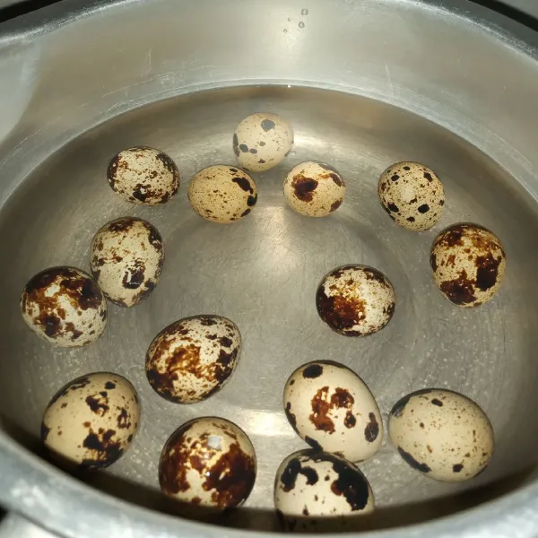 Rebus telur puyuh sampai matang. Kupas dan sisihkan.