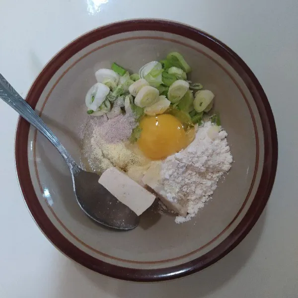 Siapkan mangkuk, masukkan semua bahan.