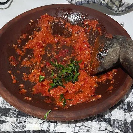Haluskan bumbu lalu tambahkan irisan daun jeruk.