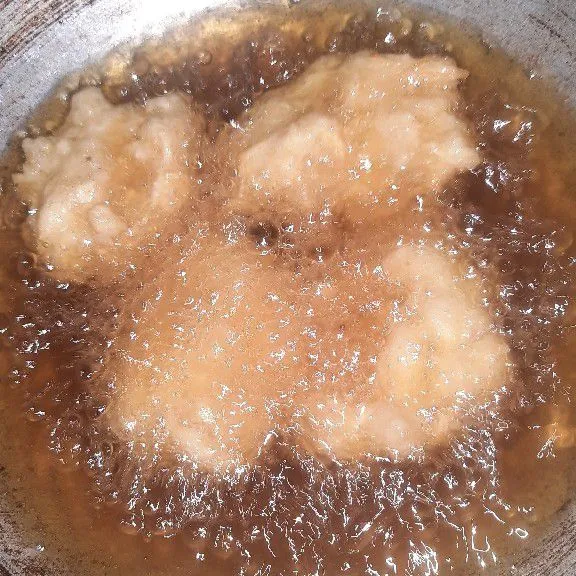 Goreng bakwan dalam minyak panas.