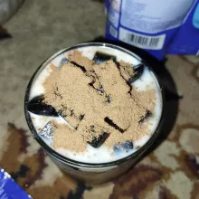 Beri toping susu cokelat bubuk di atasnya.