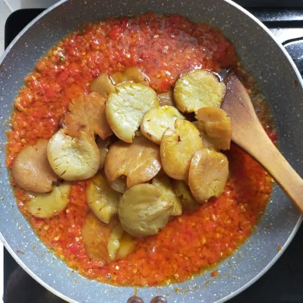 Kemudian masukkan jengkol yang sudah digeprek tadi.