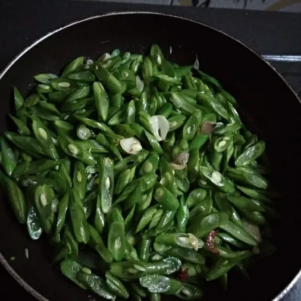 Masukkan potongan buncis, aduk rata.