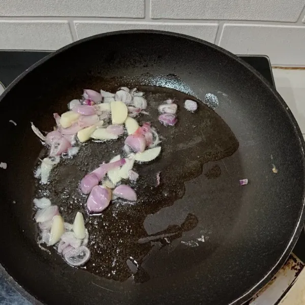 Tumis sebentar bawang merah dan putih sampai wangi.