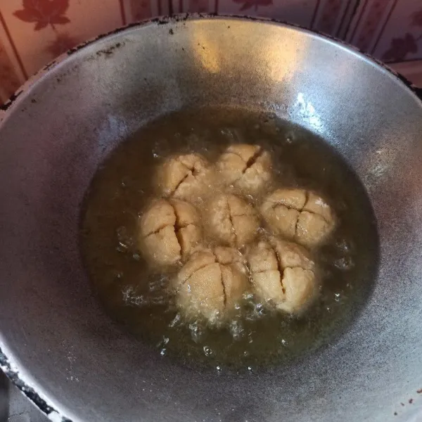 Panaskan minyak goreng secukupnya, setelah minyak cukup panas masukkan adonan bakso.