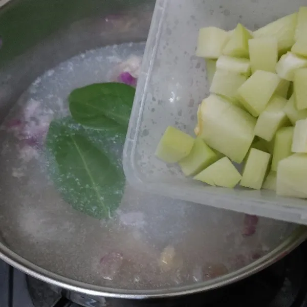 Kemudian masukkan labu siam dan masak sampai labu matang dan empuk.