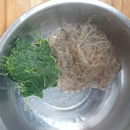 Rebus soun hingga matang namun masih kenyal, juga rebus bayam 3 menit. Beri sedikit kecap asin dan minyak wijen.