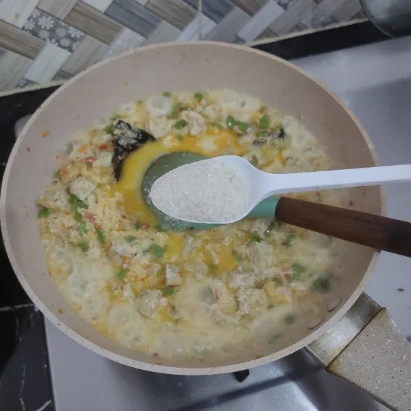 Bumbui dengan gula dan garam aduk rata lalu koreksi rasa.