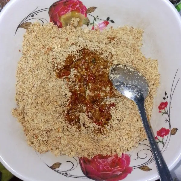 Campurkan bubuk kacang dengan bumbu halus.