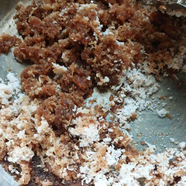Rebus semua bahan sirup gula merah, saring, lalu campur dengan kelapa parut.