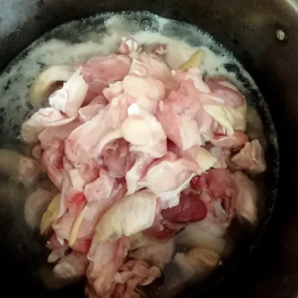 Bersihkan dan potong ayam kemudian rebus tahap awal untuk menghilangkan kotoran sekitar 3 menit.