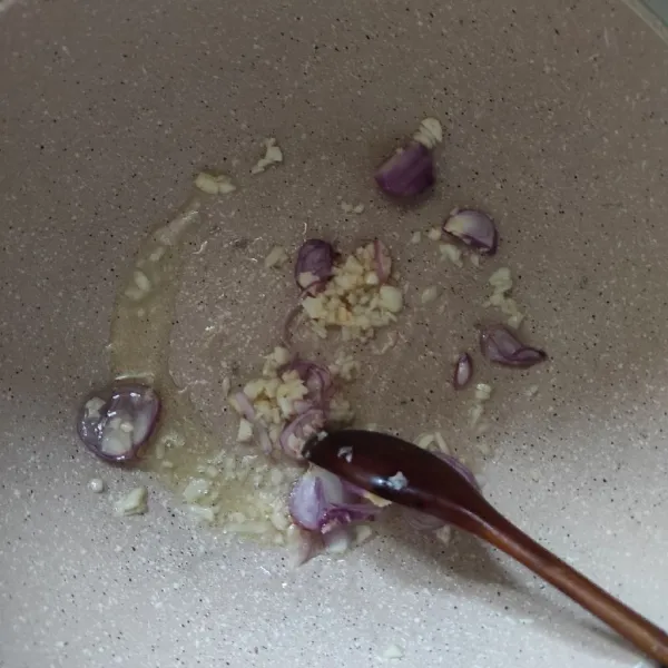 Tumis bawang merah dan bawang putih.