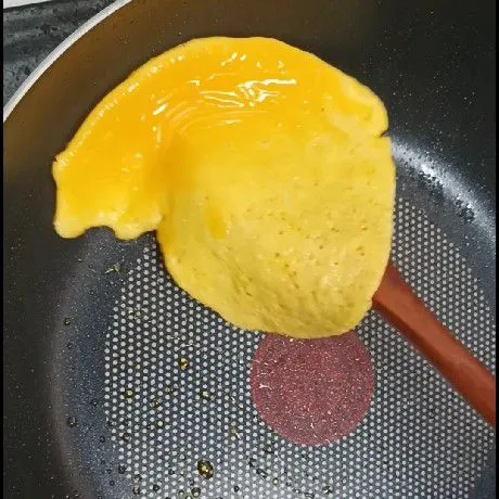 Goreng kuning telur, beri sejumput garam dan iris membentuk korek api.