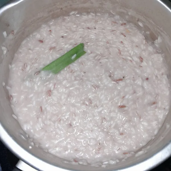 Lalu tambahkan daun pandan, masak sampai kuah menyusut.