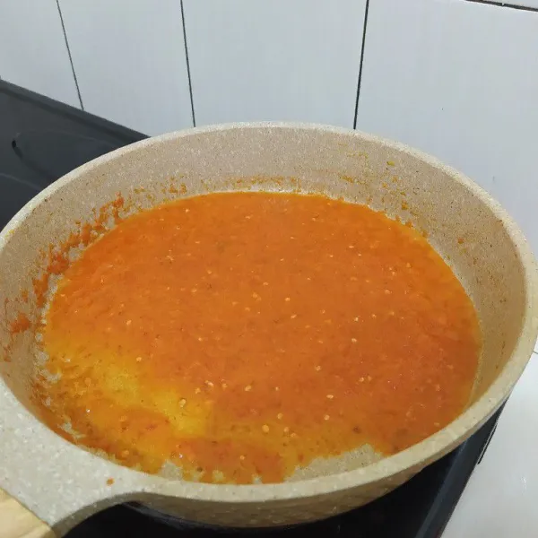 Panaskan minyak lalu tumis bumbu halus hingga tanak.