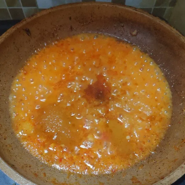 Panaskan minyak tumis sambal sampai matang, beri bumbu garam, penyedap, gula dan terasi aduk sampai tercampur rata.
