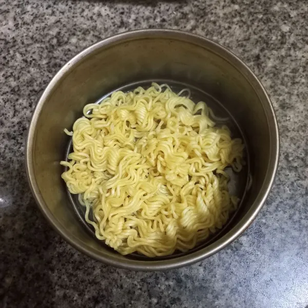 Rebus mie hingga setengah matang, sisihkan.