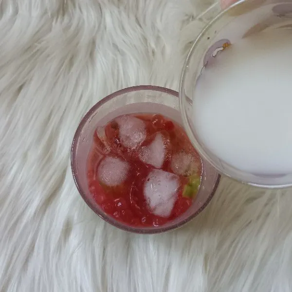 Tuang dengan susu cair.