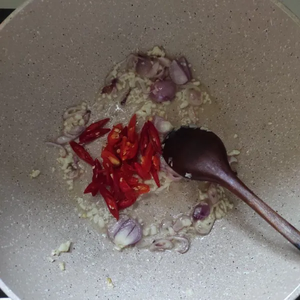 Masukkan potongan cabe merah besar dan cabe rawit.