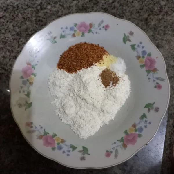 Campur tepung terigu, garam, kaldu jamur, ketumbar bubuk dan cabe kering, aduk rata.