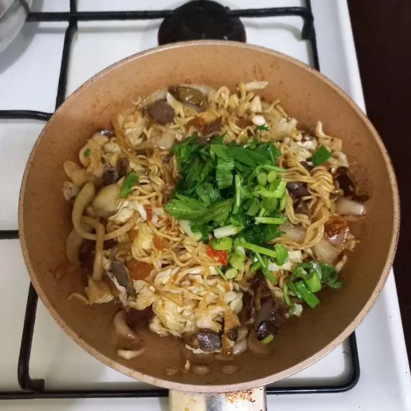 Masukan irisan bawang daun dan seledri masak hingga matang.