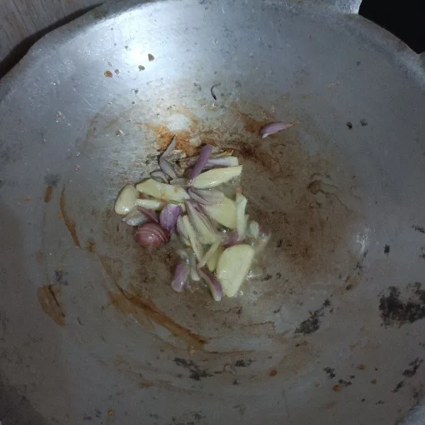 Tumis bawang merah dan putih sampai bau harumnya menguar.