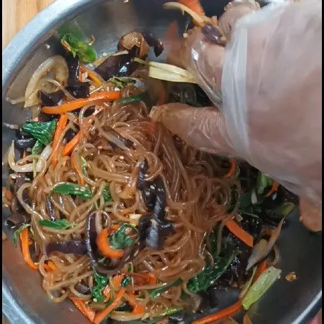 Aduk semua bahan-bahan dengan saus hingga merata dan taburi biji wijen sangrai.