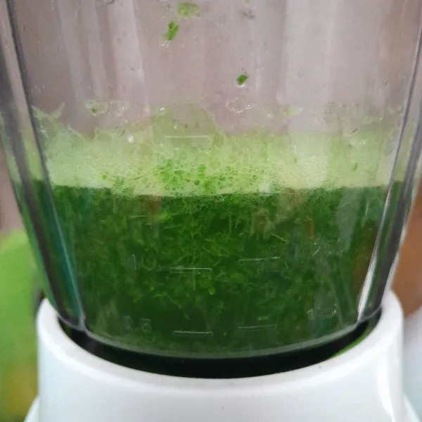 Blender daun pandan sampai halus.