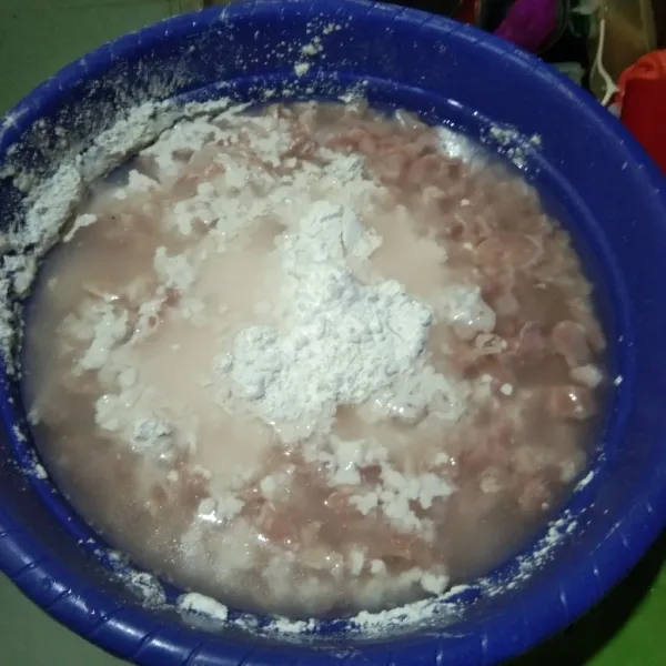 Potong dadu paha ayam fillet. Rendam dengan tepung tapioka dan baking soda selama 15 menit. Cuci potongan fillet ayam dengan air mengalir. Peras dan tiriskan, kemudian sisihkan