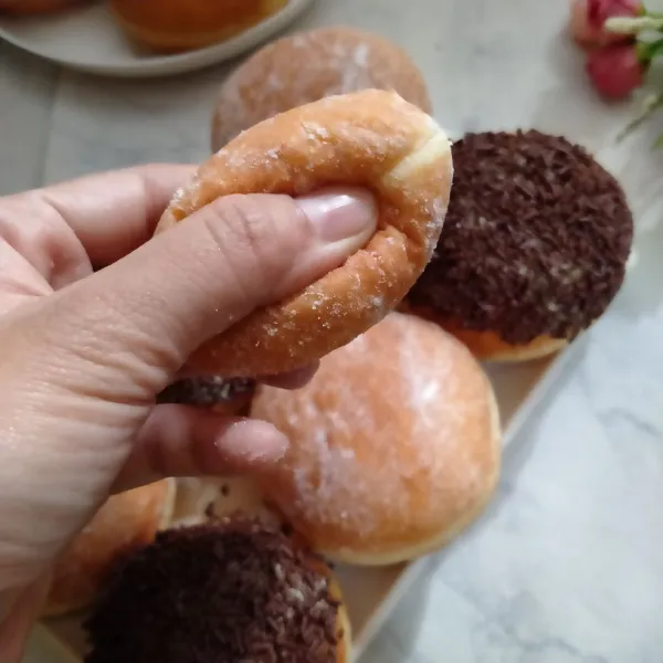 Donatnya squishy sekali dan empuk. Setelah dingin simpan di wadah tertutup supaya tidak cepat kering.