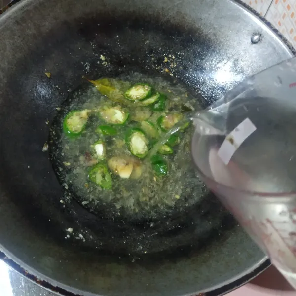 Tuang air, biarkan mendidih.