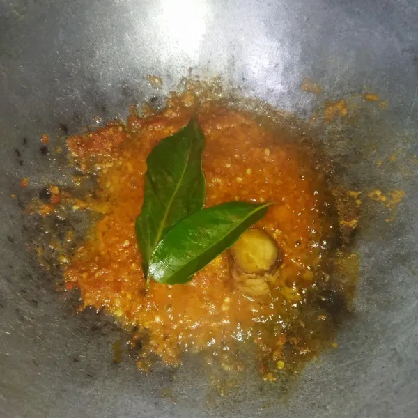 Tumis bumbu halus hingga harum, tambahkan daun salam dan lengkuas, aduk rata.