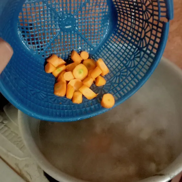 Masukkan sayuran, usahakan sayur bertekstur keras terlebih dahulu seperti wortel. Masak hingga lunak kemudian masukan daun bawang, daun seledri dan kol.