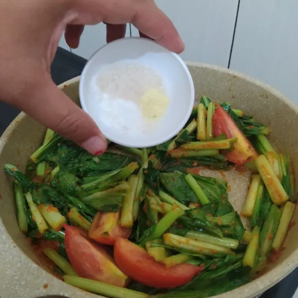 Tambahkan irisan tomat dan bumbui
