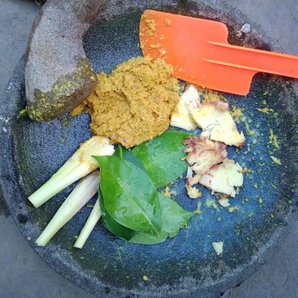 Haluskan bawang merah, bawang putih, jahe, kunyit, merica, ketumbar dan garam. Geprek lengkuas dan batang sereh.