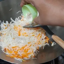 tumis duo bawang hingga wangi lalu masukkan bihun,wortel dan bumbu² lain,masak sampai bumbu meresap koreksi rasa dan sisihkan