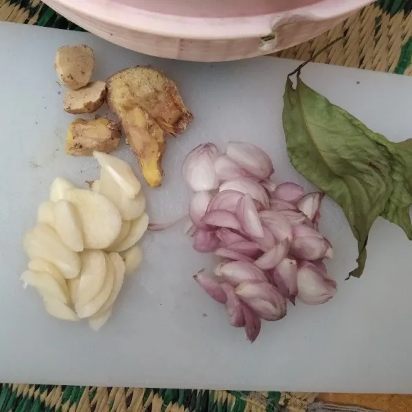 Iris bawang merah dan bawang putih, siapkan juga bumbu lainnya.