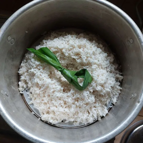 Rendam beras ketan dengan santan dan garam selama 1 jam, lalu kukus bersama daun pandan. Bila ada sisa santan, siramkan sedikit demi sedikit ketika ketan mulai matang, aduk dan masak hingga lembut.