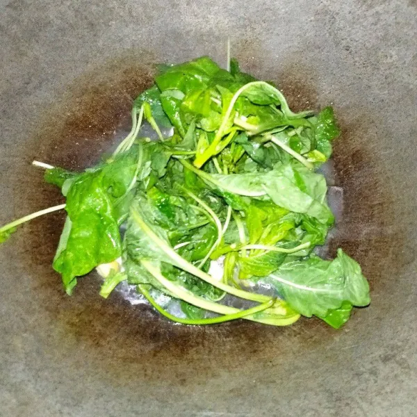 Setelah itu tambahkan daun bayam, masak hingga layu.