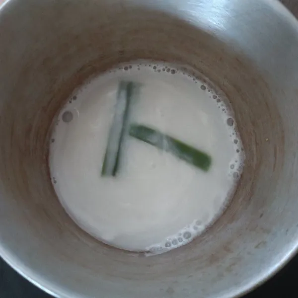 Masukkan santan instan. Masak dengan api kecil hingga mendidih.