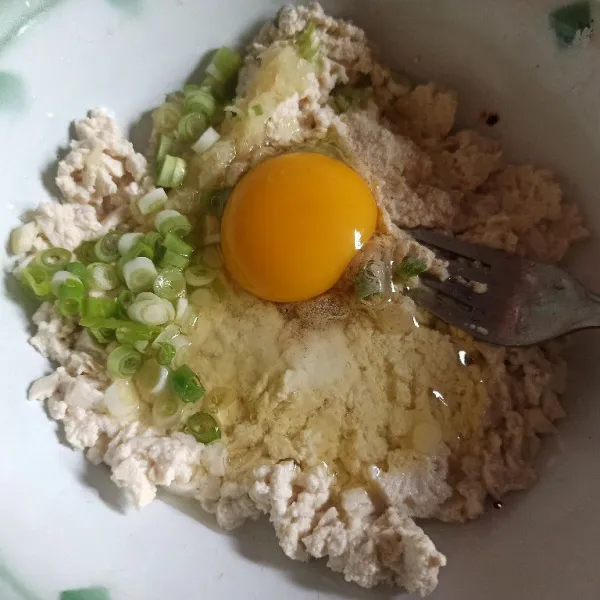 Tambahkan bawang putih, garam, kaldu bubuk, lada bubuk, daun bawang dan telur lalu aduk hingga tercampur rata.