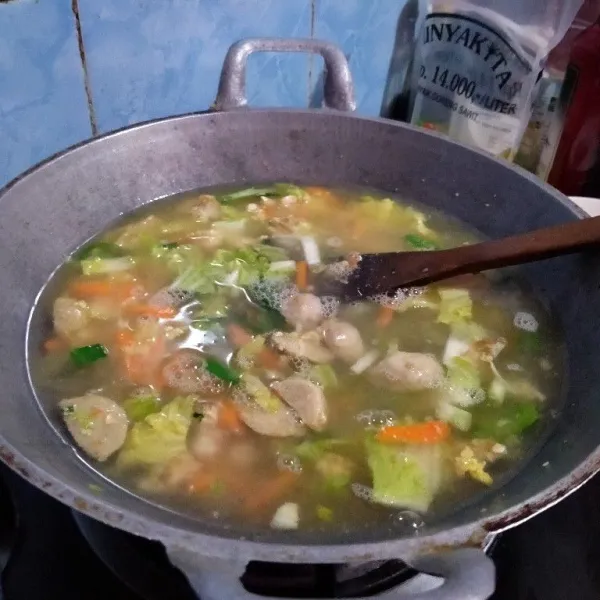 Tuang air, beri garam, kaldu bubuk, dan kecap manis. Masak sampai mendidih.